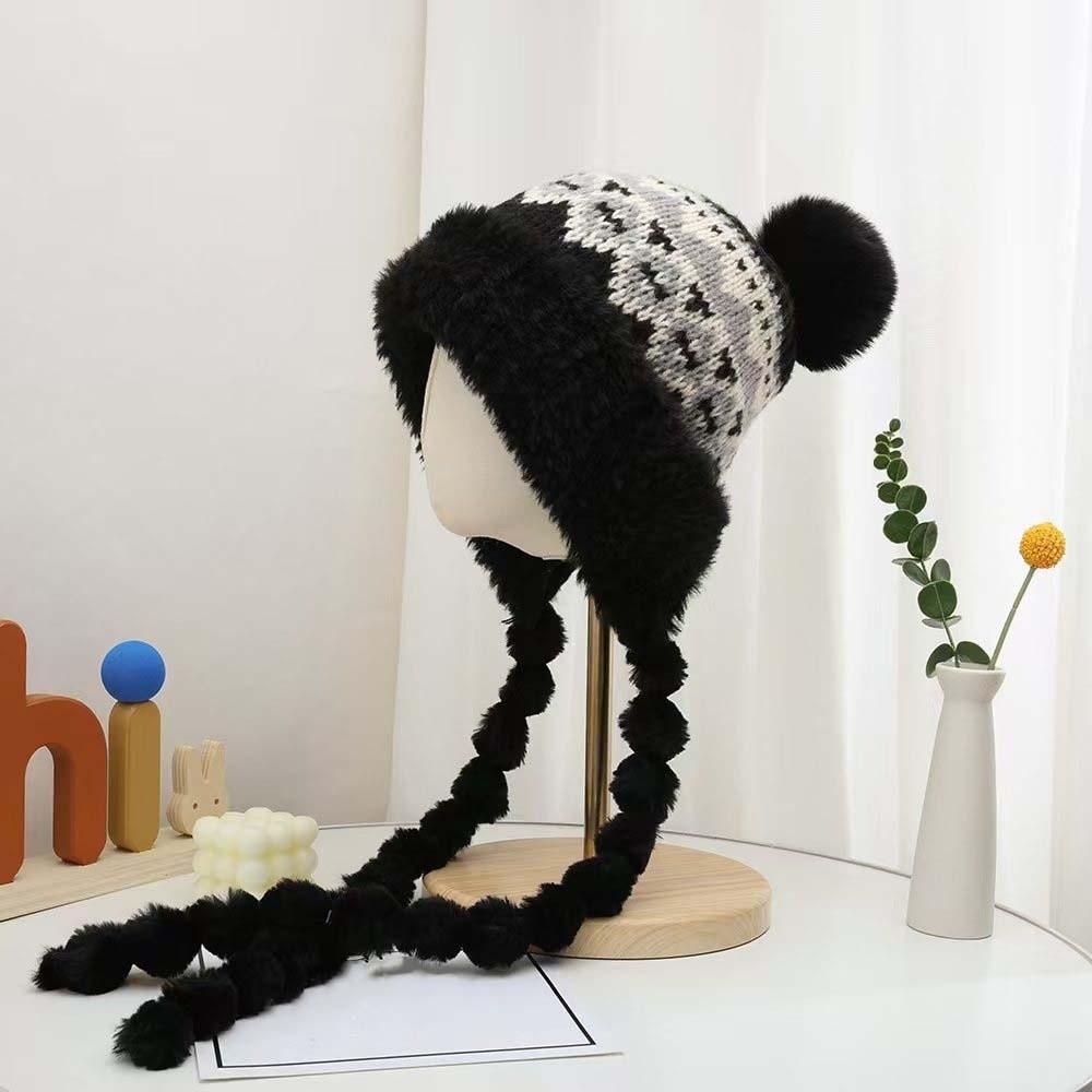 Winter Trapper Hat - หมวกไหมพรมลายทางบุขนแกะพร้อมพู่ถัก ขอบขนเฟอร์กันลม ปิดหู กันหนาว สำหรับผู้หญิง